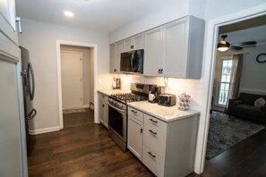 ثلاجة، ميكروويف، فرن، موقد طهي مسطح