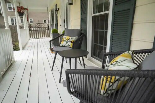 Modern Convenient Spot for 9 to Enjoy & Relax!