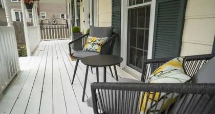 Modern Convenient Spot for 9 to Enjoy & Relax!