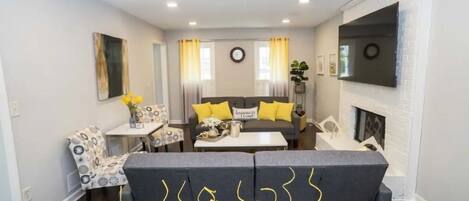 Een smart-tv en een open haard