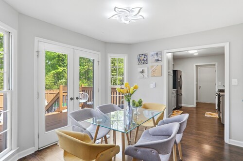 Modern Convenient Spot for 9 to Enjoy & Relax!