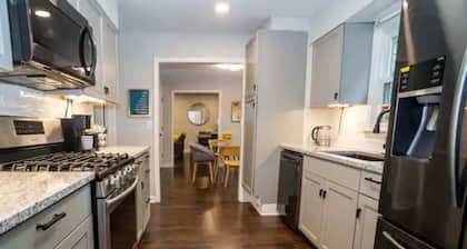 Modern Convenient Spot for 9 to Enjoy & Relax!