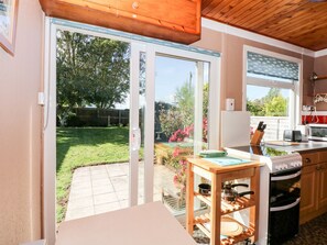 Kühlschrank, Wasserkocher, Toaster, Kochgeschirr/Geschirr/Besteck