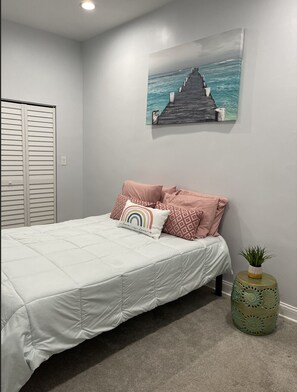2 bedrooms, desk, WiFi