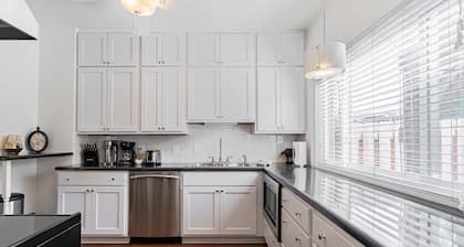 Walkable to Dinner, ☕️, UNMC 🏥! Cozy home in historic Dundee!