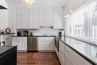 Walkable to Dinner, ☕️, UNMC 🏥! Cozy home in historic Dundee!