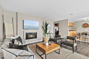 Smart TV, chimenea y libros 