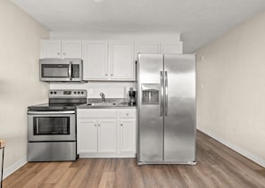 Kühlschrank, Mikrowelle, Ofen, Wasserkocher mit Kaffee-/Teezubehör