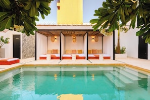 Kolam renang outdoor, dengan cabana gratis dan payung kolam renang