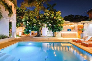 Outdoor pool, free cabanas, sun loungers