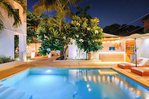 Outdoor pool, free cabanas, sun loungers
