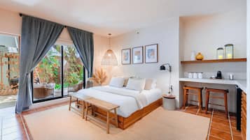 Habitación Deluxe, 1 cama Queen size, balcón | Ropa de cama de alta calidad, edredón y minibar