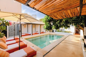 Outdoor pool, free cabanas, sun loungers
