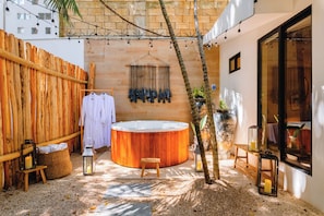 Outdoor spa tub