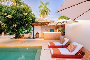 Una piscina al aire libre, camas de piscina gratis