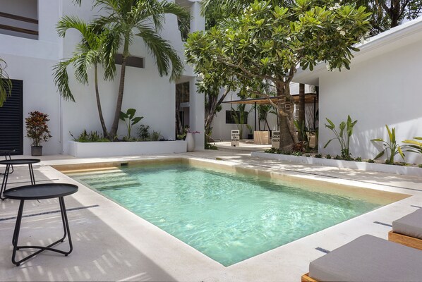 Outdoor pool, free cabanas, sun loungers