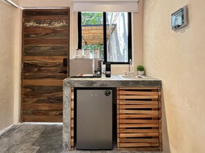 Quarto casal design, 1 cama Queen, suíte, vista para o jardim | Roupas de cama premium, edredons de pluma, frigobar, cofres nos quartos