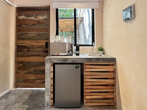 Quarto casal design, 1 cama Queen, suíte, vista para o jardim | Roupas de cama premium, edredons de pluma, frigobar, cofres nos quartos