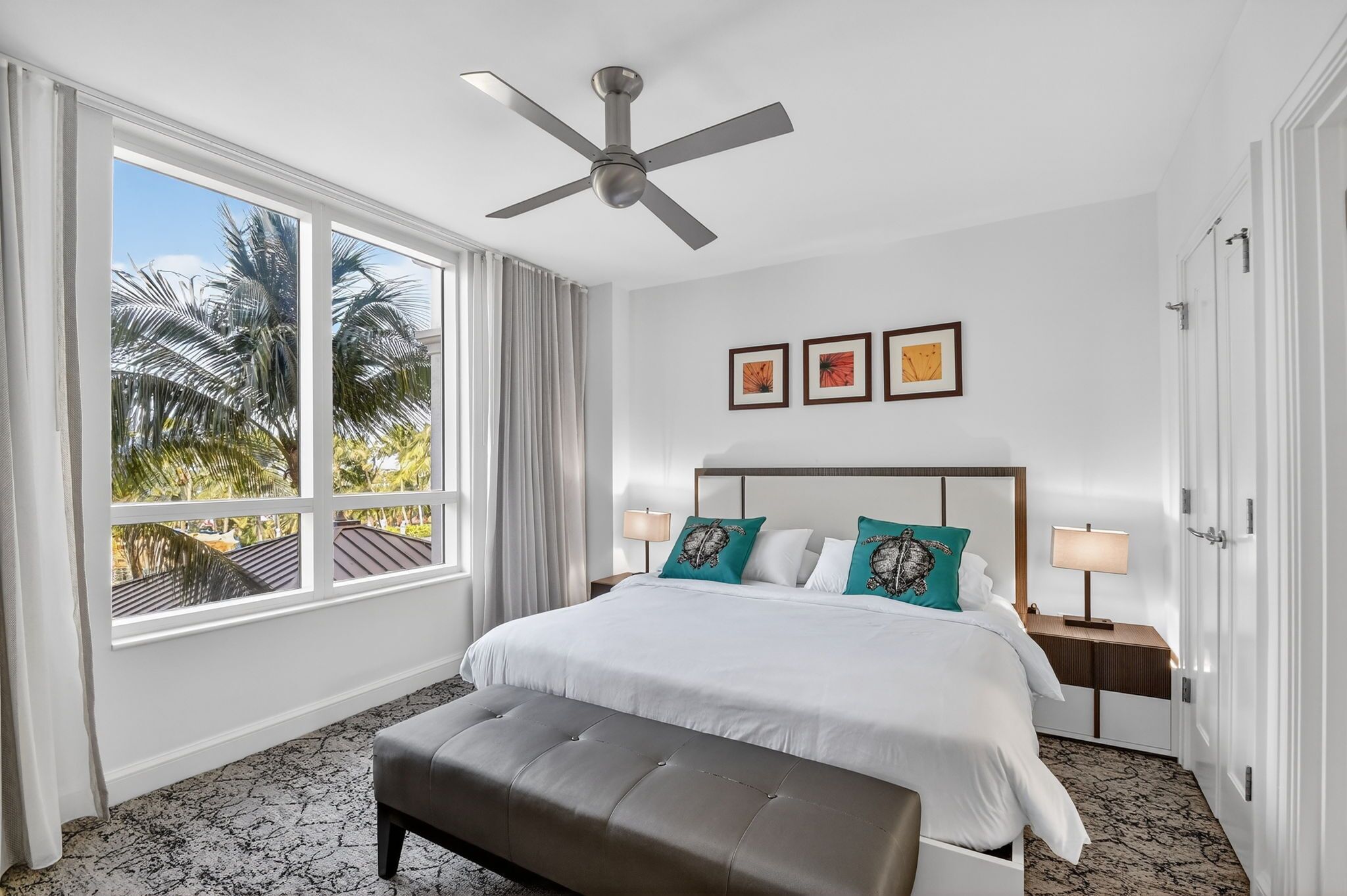 1 chambre, bureau, fer et planche à repasser, draps fournis