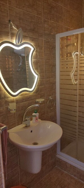 Douche, serviettes fournies, savon, papier toilette