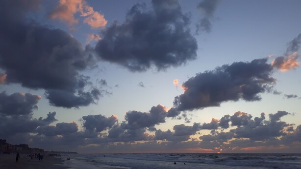 A beach with waves and a sunset. - Holiday home for special people (El-Agamy)