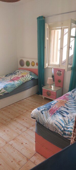 2 Schlafzimmer, Schreibtisch, Reisekinderbett, kostenloses WLAN