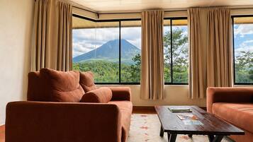 Suite estudio Deluxe, aire acondicionado, vista a la montaña | Ropa de cama de alta calidad y decoración personalizada