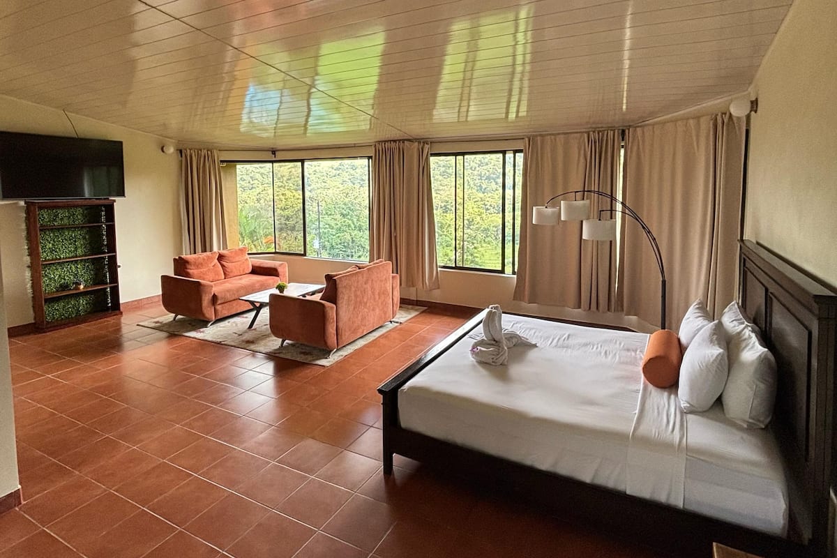 Deluxe studio suite, airconditioning, uitzicht op bergen | Badkamer | Gratis toiletartikelen, een haardroger, handdoeken, zeep