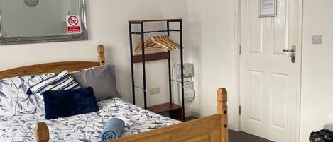 Studio, 1 queensize-seng | Strykejern/-brett, wi-fi (inkludert) og sengetøy