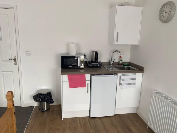 Studio, 1 Queen Bed | Private kitchen