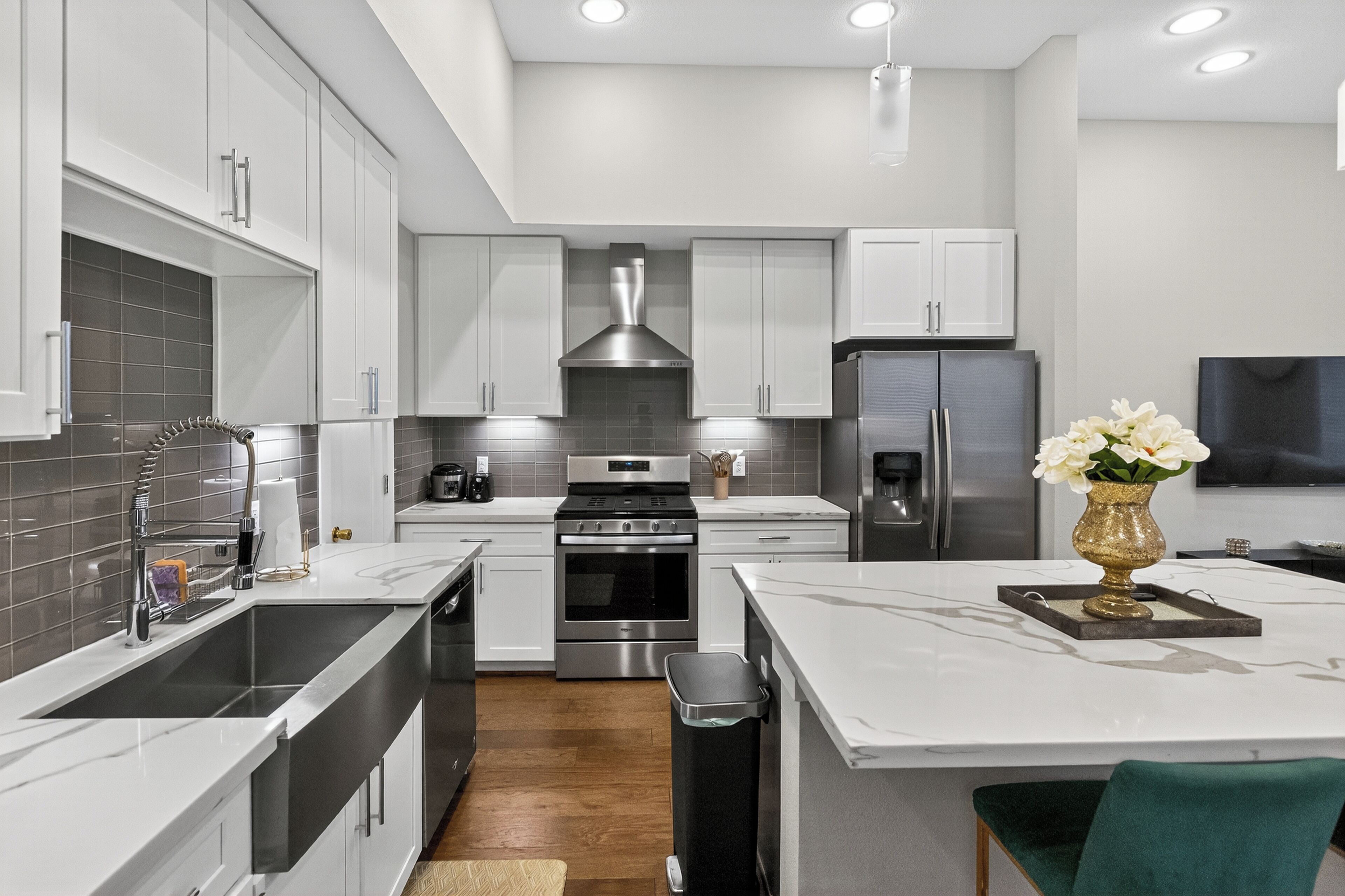 Kühlschrank, Mikrowelle, Ofen, Herdplatte