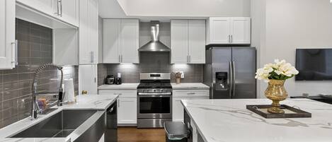 Een koelkast, een microgolfoven, een oven, een kookplaat