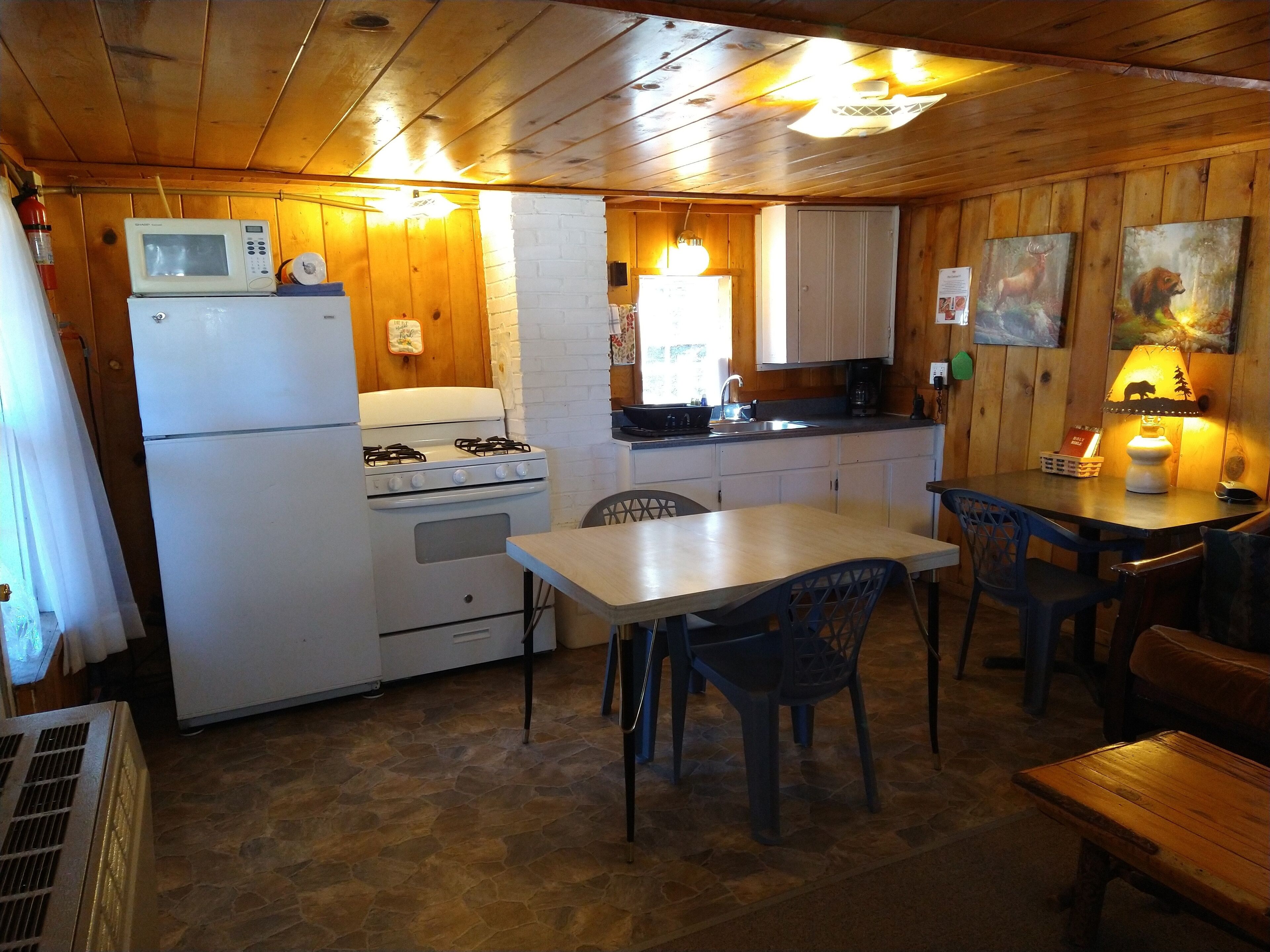 Cabaña | Cocina privada | Frigorífico grande, horno, placa de cocina y utensilios de cocina