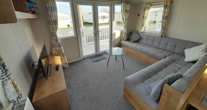 Beautiful 3 Bed Caravan in Walton on the Naze