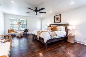 4 habitaciones, escritorio y tabla de planchar con plancha 