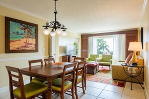 Dining - An oceanfront resort - private beach and spectacular views! (St Thomas)