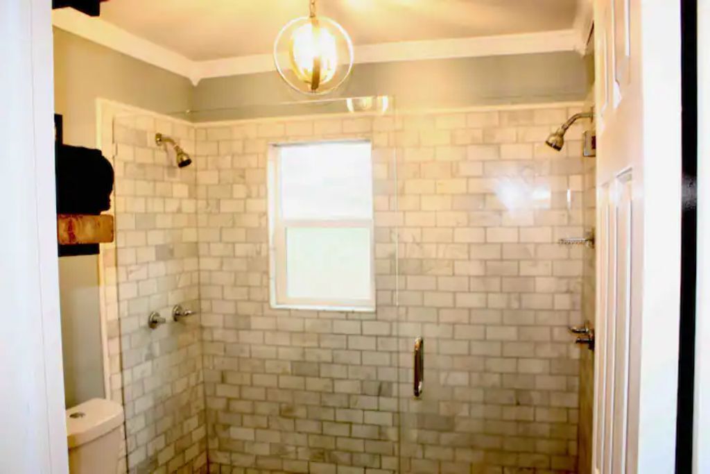 Douche, sèche-cheveux, serviettes fournies, savon