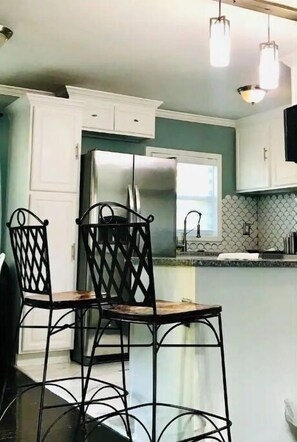 ثلاجة، ميكروويف، فرن، موقد طهي مسطح