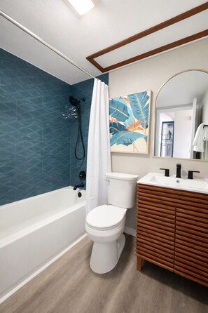 Combined shower/tub, hair dryer, towels, shampoo - Paradise - Golf Cart Rental, Kayaks, Paddle Boat, Fishing & Swimming (Hernando Beach)