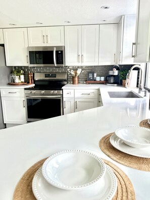 冰箱、微波炉、烤箱、炉灶