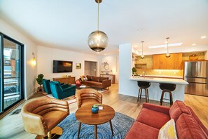 Smart TV, caminetto, libri