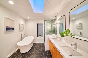 Badewanne, Haartrockner, Handtücher, Seife