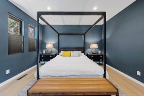 4 habitaciones, escritorio y tabla de planchar con plancha