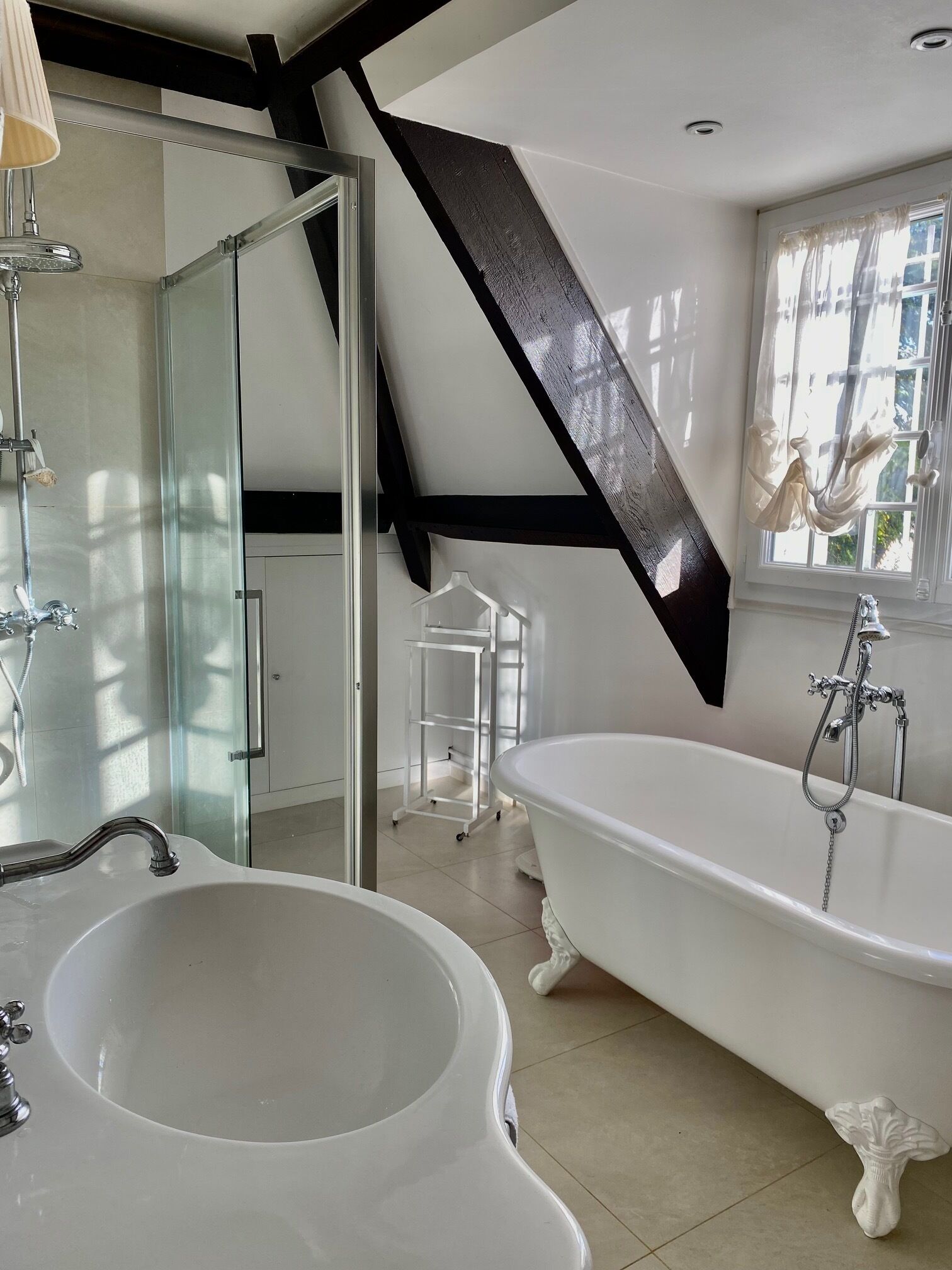 Ensemble baignoire-douche, séchoir à cheveux, papier de toilette