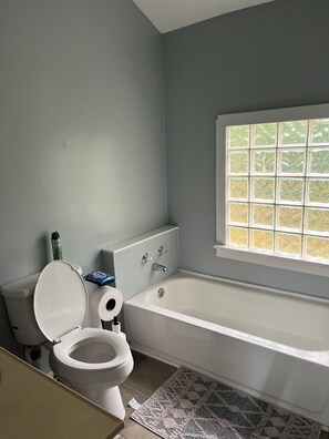 Badewanne, Haartrockner, Handtücher, Seife