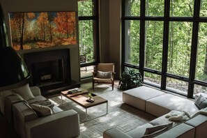 Una Smart TV, una chimenea, libros, un reproductor estéreo