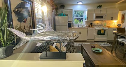 Spacious & refreshing, The Mango Cottage: Near the beach & all things S. FL!