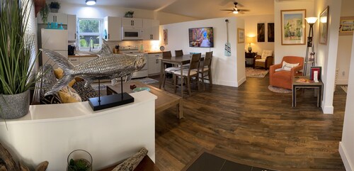Spacious & refreshing, The Mango Cottage: Near the beach & all things S. FL!