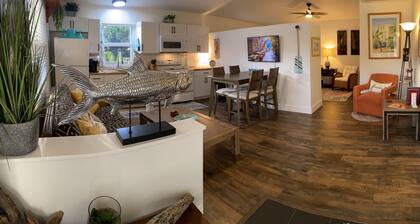 Spacious & refreshing, The Mango Cottage: Near the beach & all things S. FL!