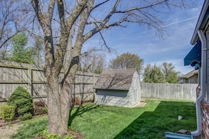 Property grounds - 3 Bed 2 Bath 2 Living Cozy & Inviting South Tulsa Home (Tulsa)